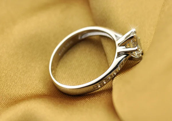 Elov Signature Diamond Look Ring